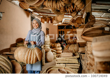 proud seller holding her bamboo craft product proud seller holding her bamboo craft product 100714049