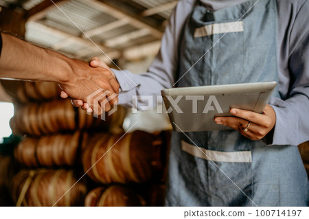 hand shake between seller and customer in workshop 100714197