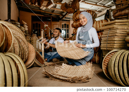 asian handicraft artist are working on their woven bamboo product 100714270