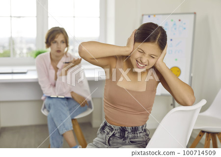 Teenage child with behavior problems won't communicate with therapist or psychologist 100714509