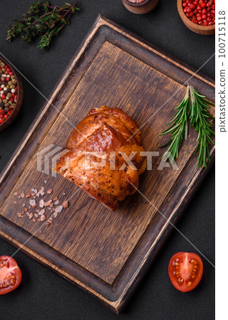 Delicious fresh baked meat roll with spices and herbs 100715118