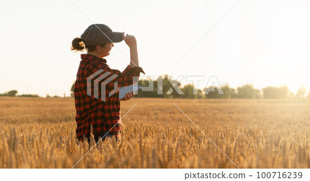 Woman farmer with tablet  100716239
