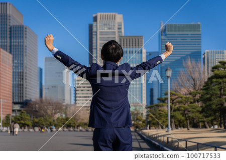 Businessman raising both hands 100717533