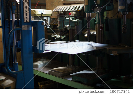 Drilling with a drilling machine 100717541