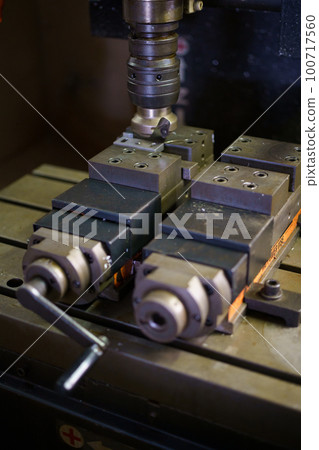 在加工中心進行零件加工 100717560