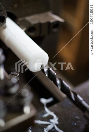 用車床鑽孔 用車床鑽孔 100718081