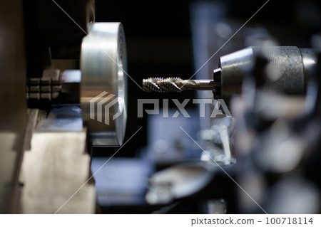 Thread cutting on a lathe Thread cutting on a lathe 100718114