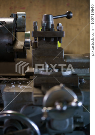 Cutting the outer diameter with a lathe Cutting the outer diameter with a lathe 100719640