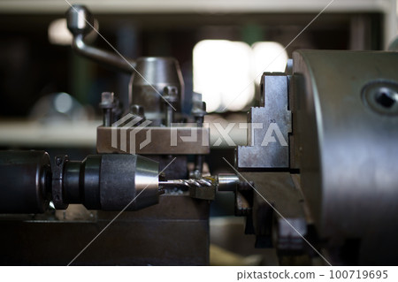 Thread cutting on a lathe Thread cutting on a lathe 100719695