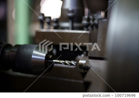 Thread cutting on a lathe 100719696