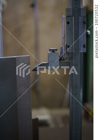 Mark work with height gauge Mark work with height gauge 100720532