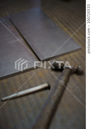 Positioning using hammer and punch Positioning using hammer and punch 100720533