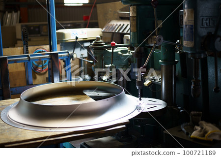 Drilling with a drilling machine Drilling with a drilling machine 100721189