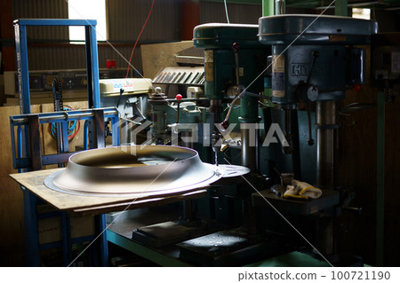 Drilling with a drilling machine Drilling with a drilling machine 100721190