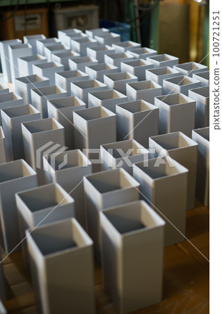 Scenery of painting a square pipe Scenery of painting a square pipe 100721251