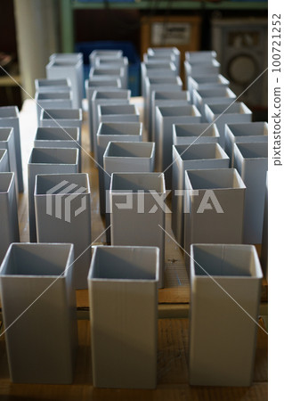 Scenery of painting a square pipe Scenery of painting a square pipe 100721252