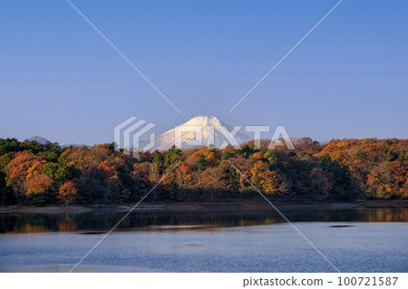 Fuji in winter seen from the northern shore of Lake Tama Fuji in winter seen from the northern shore of Lake Tama 100721587