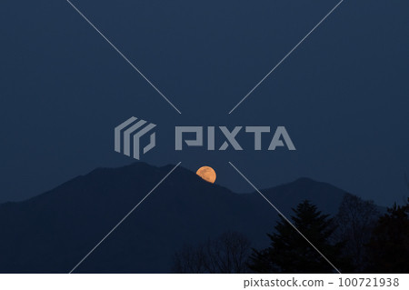 March full moon rising from Mt. Kanagatake (Kayagatake), Takegawa-cho, Hokuto City March full moon rising from Mt. Kanagatake (Kayagatake), Takegawa-cho, Hokuto City 100721938