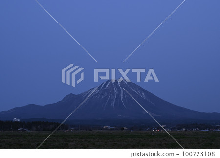 三月的大山 三月的大山 100723108