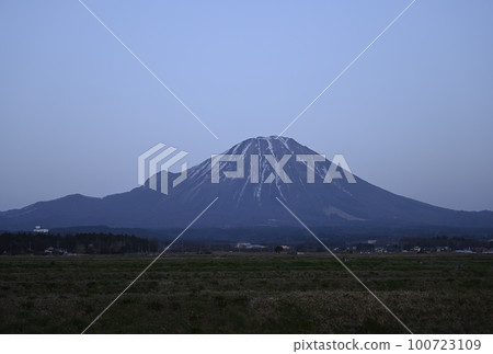 三月的大山 三月的大山 100723109