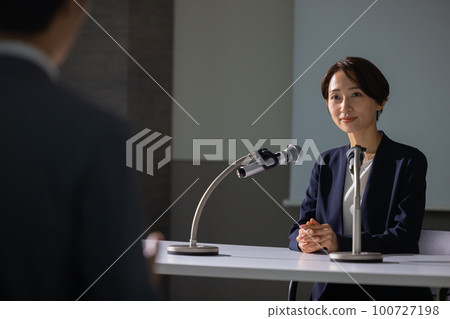 新聞發布會女人 100727198