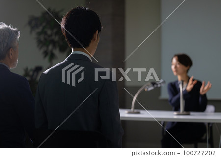 press conference woman 100727202