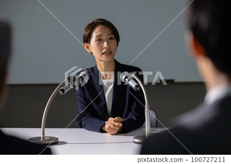 新聞發布會女人 100727211