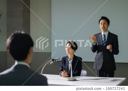 Press conference sign language 100727241