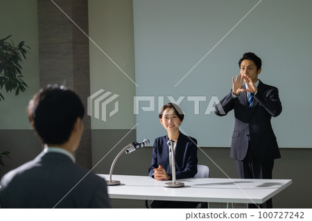 Press conference sign language 100727242