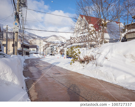 [Japan] Clear winter skies in Hakuba, Niigata, snow-plowed roads and snow on both sides 100727337