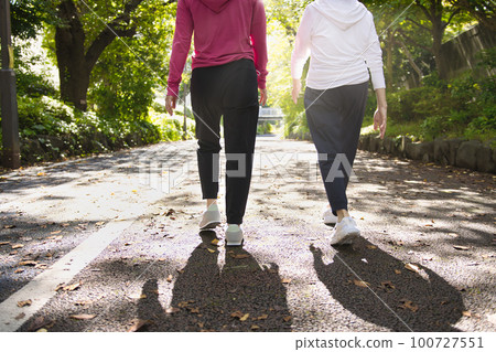 兩個中年婦女走路的腳 兩個中年婦女走路的腳 100727551