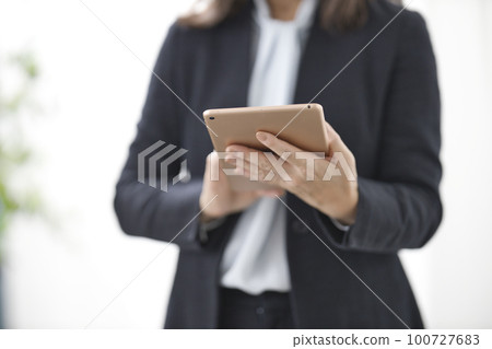 操作平板電腦的女商人的手 100727683