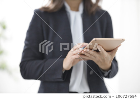 操作平板電腦的女商人的手 100727684