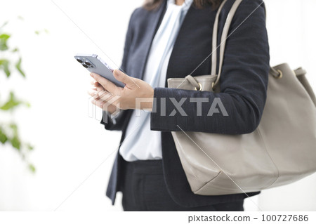處理智能手機手的女商人 100727686