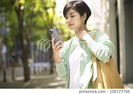 拿著智能手機的少婦 拿著智能手機的少婦 100727798
