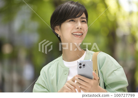 拿著智能手機的少婦 拿著智能手機的少婦 100727799