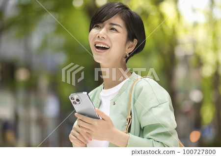 拿著智能手機的少婦 100727800
