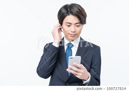 與藍牙耳機開會的年輕商務人士 100727814