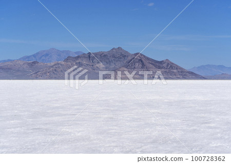 Bonneville Salt Flats, Utah, USA 100728362