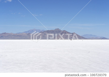 Bonneville Salt Flats, Utah, USA 100728370