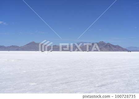 Bonneville Salt Flats, Utah, USA 100728735