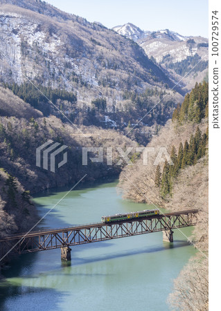 Tadami Line train crossing the No. 3 Tadami River Bridge in early spring, Mishima Town, Fukushima Prefecture Tadami Line train crossing the No. 3 Tadami River Bridge in early spring, Mishima Town, Fukushima Prefecture 100729574