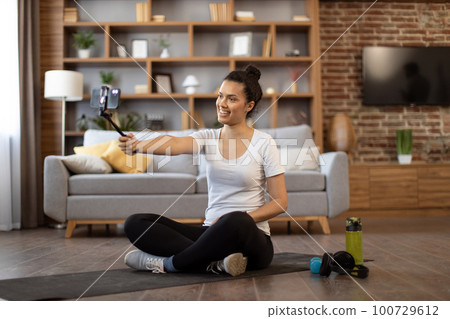 Female instructor starting home workout video lesson Female instructor starting home workout video lesson 100729612