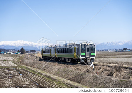 The Iide mountain range in early spring and the Tadami Line train, Aizumisato Town, Fukushima Prefecture The Iide mountain range in early spring and the Tadami Line train, Aizumisato Town, Fukushima Prefecture 100729664