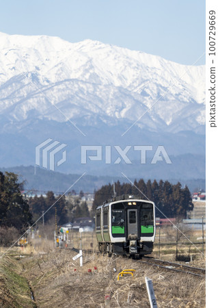 The Iide mountain range in early spring and the Tadami Line train, Aizumisato Town, Fukushima Prefecture The Iide mountain range in early spring and the Tadami Line train, Aizumisato Town, Fukushima Prefecture 100729669
