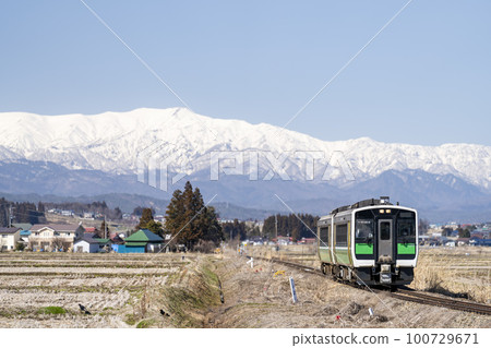 The Iide mountain range in early spring and the Tadami Line train, Aizumisato Town, Fukushima Prefecture The Iide mountain range in early spring and the Tadami Line train, Aizumisato Town, Fukushima Prefecture 100729671