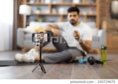 Sports coach motivating to active lifestyle on his blog 100729678