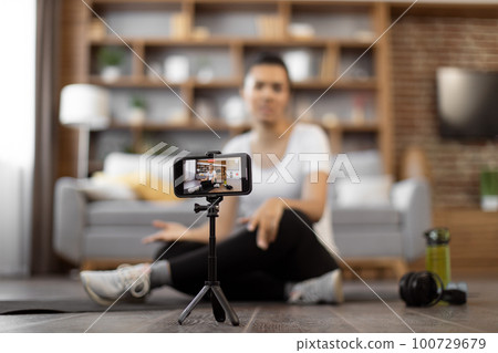 Fitness expert presenting home workout plan for blog 100729679