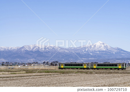 Mt. Aizu Bandai in early spring and the train on the Tadami Line, Aizumisato Town, Fukushima Prefecture Mt. Aizu Bandai in early spring and the train on the Tadami Line, Aizumisato Town, Fukushima Prefecture 100729710