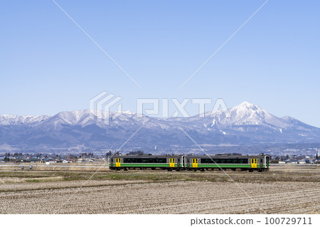 Mt. Aizu Bandai in early spring and the train on the Tadami Line, Aizumisato Town, Fukushima Prefecture Mt. Aizu Bandai in early spring and the train on the Tadami Line, Aizumisato Town, Fukushima Prefecture 100729711